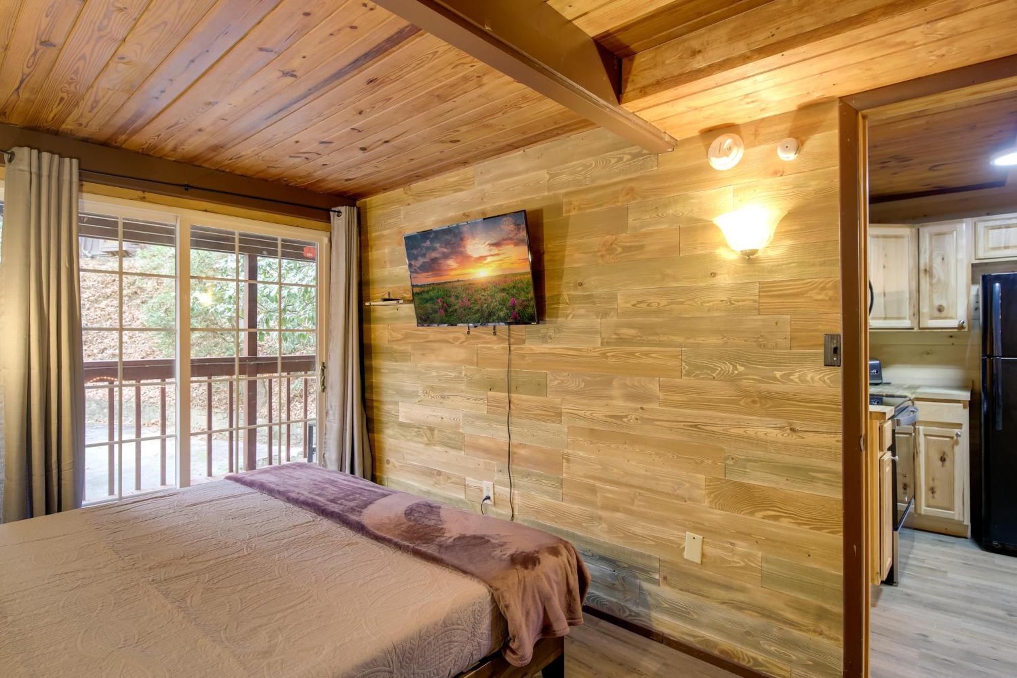 Gatlinburg A-Frame Home With Hot Tub Near Parkway Exterior photo